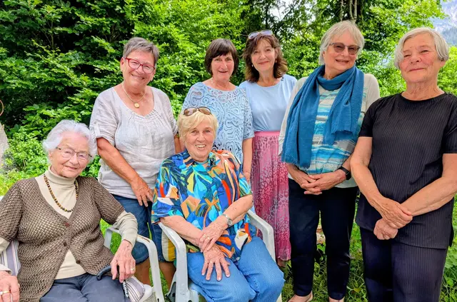 Nach 19 Jahren verabschiedet sich der Lesekreis der Bücherei Vils v.l.: Dorli Schretter und Cilli Ledl (sitzend) mit Sonja Haselwandter, Irmgard Wachter, Angelika Klaunzer, Gerti Sigl und Frida Röck (stehend). | Foto: Bücherei Vils