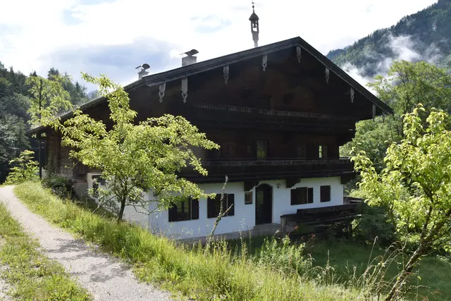 Es kehrt keine Ruhe im Kaisertal ein. Ebbs und Kufstein streiten über die Zukunft von "Gut Hofing" (auch Hofinger Hof).  | Foto: Barbara Fluckinger