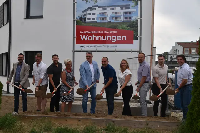 Nach der Wohnungsübergabe erfolgte der nächste Spatenstich b