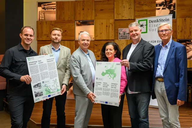 V. l.: Alexander Pilsl (Tourismusverband Mühlviertel), Tomas Trantina (Post Bellum), Bernhard Winkler (Verein DenkStein), Gabriele Lackner-Strauss (Euregio), Pavel Gabis (Bürgermeister Predni Vyton), Gerhard Hasenöhrl (Moderation).
﻿ | Foto: fotokerschi