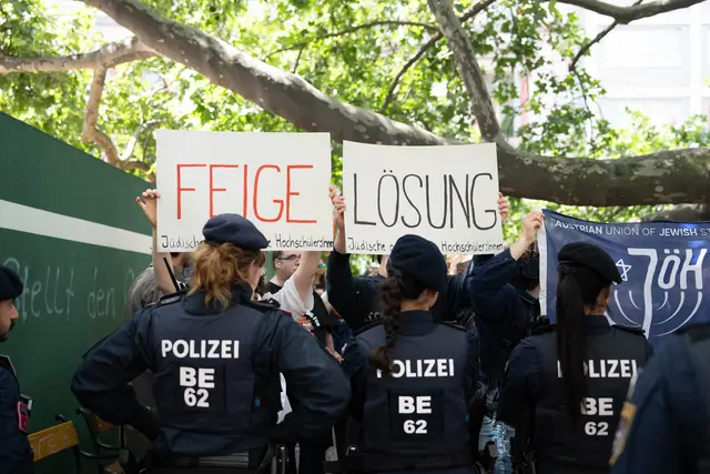 Die Jüdischen österreichischen Hochschulen (JÖH) rief im Rahmen der Besichtigung zum Pfeifkonzert auf. | Foto: Sade Jerabek/MeinBezirk