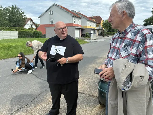 Stadtpfarrer Kanonikus Franz Brei mit Altbürgermeister Willi Thomas. | Foto: Anna Maria Kaufmann