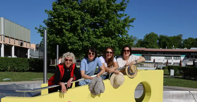 Petra Bauer vom aqua splash, STRin Karin Blum, GRin Tamara Zinnbauer und Bürgermeisterin Sabrina Divoky freuen sich auf viele Ferienspiel Aktivitäten im Bad und in anderen Locations der Stadt. | Foto: Stadtgemeinde Traiskirchen