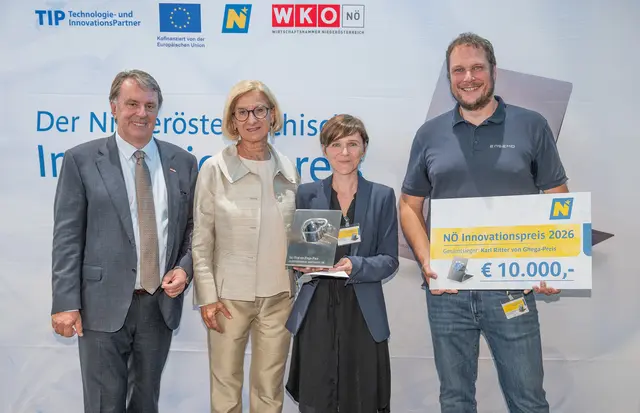 Die Ensemo GmbH aus Tulln sicherte sich mit dem Projekt „SeedJection“ den Gesamtsieg und damit den „Karl Ritter von Ghega-Preis“ (v.l.): WKNÖ-Präsident Wolfgang Ecker, Landeshauptfrau Johanna Mikl-Leitner, Birgit Mitter (Co-Founder und CEO) und Nikolaus Pfaffenbichler (Co-Founder und CTO). | Foto: Marschhik