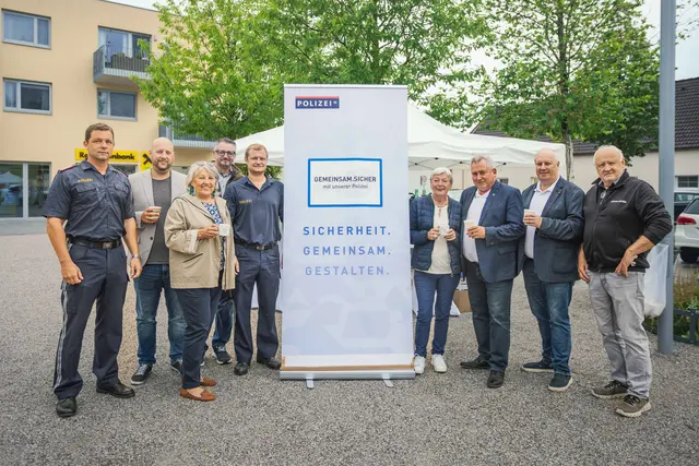 Andreas Schrey, GGR David Diabl, Rudolfine Rädler, GGR Jochen Panzenböck, Alex Rennhofer, Elfriede Fellinger, Bürgermeister Bernhard Karnthaler, Vizebürgermeister aus Krumbach Alfred Schwarz und Postenkommandant Peter Handler | Foto: Gemeinde Lanzenkirchen / HÜBL