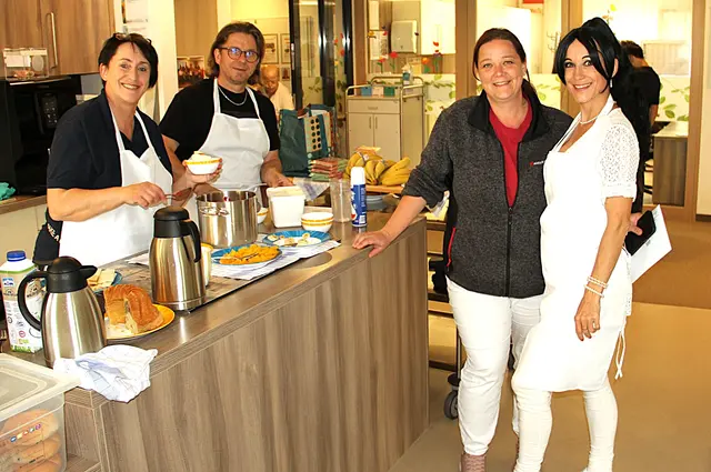 Wohnbereichsleiterin Lisa Horvath (2.v.Re.) begrüßte gemeinsam mit Sylvia Kremsner (Li.) Nina Stern und Franky Wild zur Eis-Party im Pflegekompetenzzentrum Großpetersdorf.  | Foto: Peter Seper