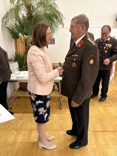 Helmut Raab von der FF Mauerbach wurde beim Abschnittsfeuerwehrtag für 70 Jahre Feuerwehrdienst geehrt. | Foto: Michael Sabadello