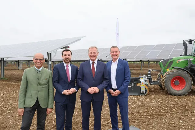 Bürgermeister Josef Zechmeister, Energie-AG-CTO Alexander Kirchner, Landeshauptmann Thomas Stelzer und Geschäftsführer Peter Stöckler (Energie AG Erzeugung). | Foto: Franz Neumayr
