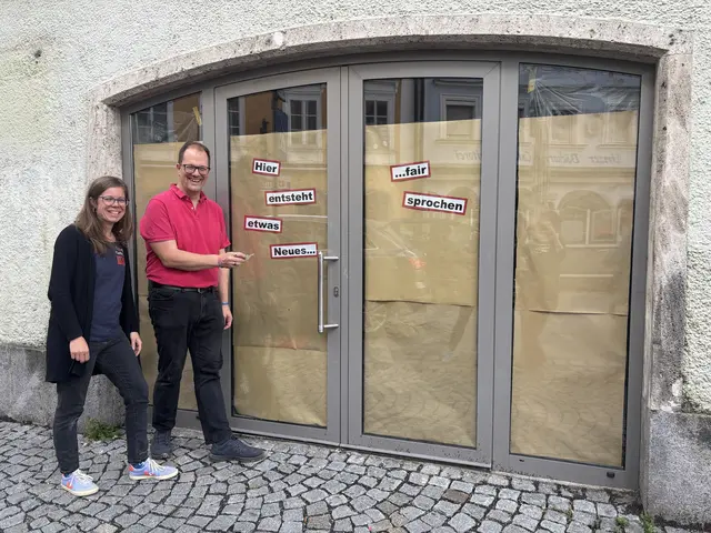 Schärdings Weltladen-Geschäftsführerin Claudia Diesenberger und Florian Baumgartner vom Verein Fair leben und handeln vor dem neu entstehenden Geschäft am Oberen Stadtplatz 41. | Foto: MeinBezirk/Michelle Bichler