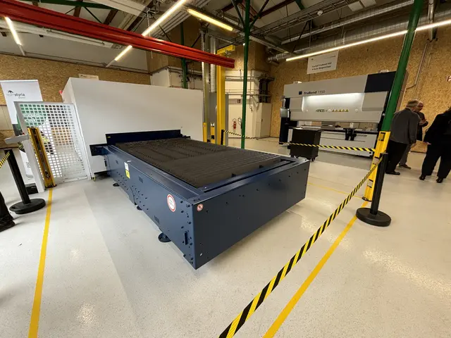 Die neue Laserschneideanlage und im Hintergrund die neue Biegeanlage; beide gemeinsam kosteten rund 700.000 Euro. | Foto: MeinBezirk/Angelika Kern
