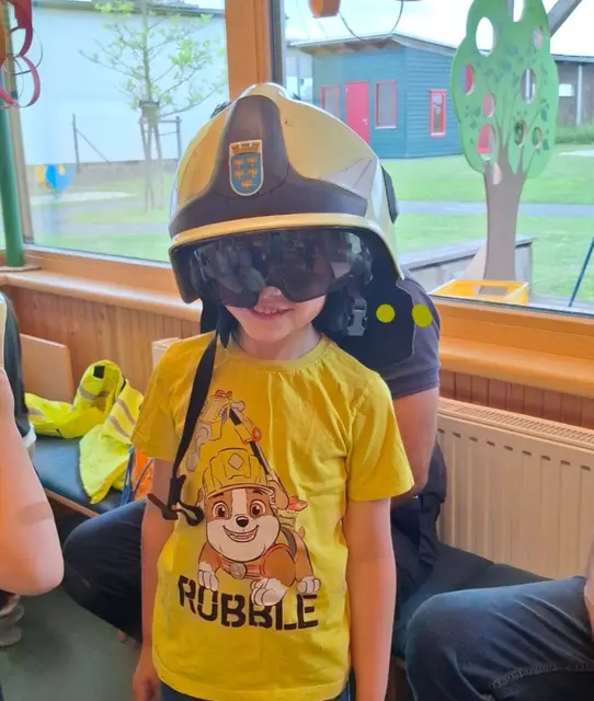 Ausrüstung probieren ist ein Spaßfaktor. | Foto: FF Dobersberg