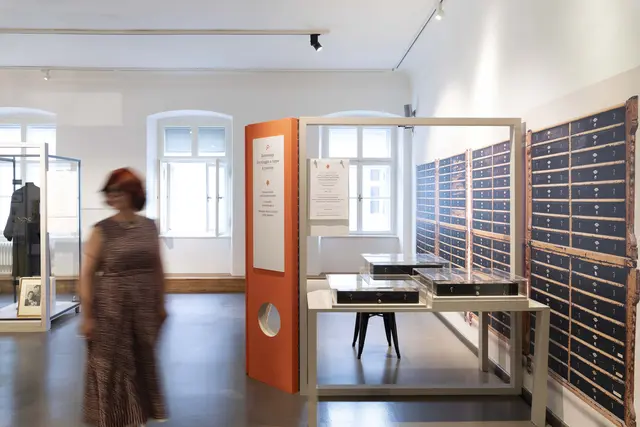 Blick in die neue Ausstellung „Aufgespürt. Objekte, Geschichten, Geheimnisse“. | Foto: © Maria Kirchner