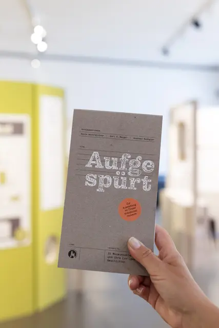 Begleitend zur Ausstellung ist die Publikation „Aufgespürt. 21 Museumsobjekte und ihre (un-)geklärten Geschichten“ erschienen. | Foto: © Maria Kirchner