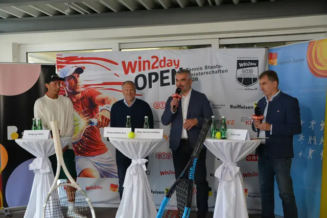Landesrat Heinrich Dorner unterstreicht die Rolle der Tennisakademie und des neuen Center Courts für den Erfolg der Veranstaltung. | Foto: MeinBezirk/Rosenberger Victoria