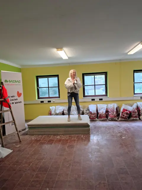 Martina Kronberger-Vollnhofer führte durch die Baustelle des neuen Rückzugsraumes im Momo-Kinderpalliativzentrum in der Schulgasse 38. | Foto: Charlotte Thausing/MOMO Kinderpalliativzentrum