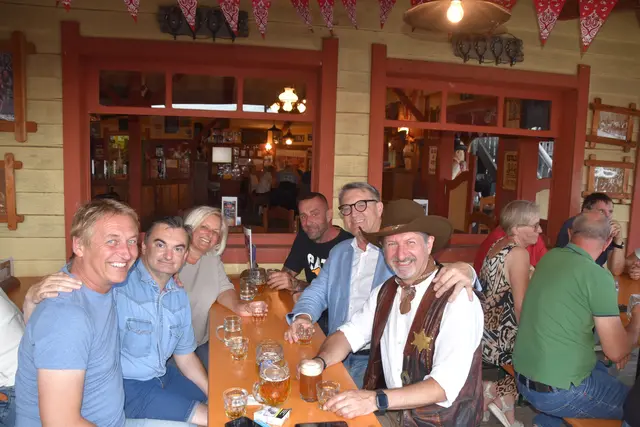 Freundetreffen im Lucky Town: SV Großpetersdorf-Obmann Harald Schneller, MeinBezirk-Redakteur Michael Strini, MeinBezirk-Werbeberaterin Heike Tröstner, Andreas Tröstner, OSG-Obmann und SVG-Präsident Alfred Kollar, Sheriff Sascha Wurglits. | Foto: MeinBezirk/Michael Strini