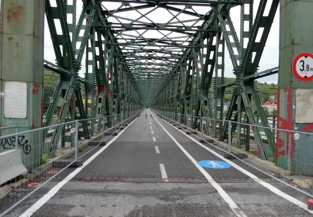 Ich marschiere von Mautern nach Krems-Stein über diese Brücke.