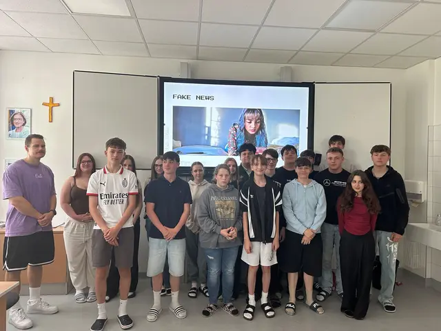 Schüler der PTS Waidhofen/Thaya mit Workshopleiter Maciej Lech  | Foto: EVN