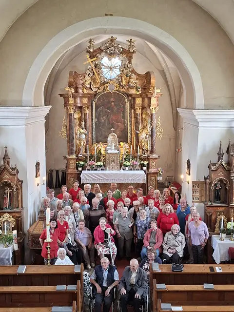 Johann Pfabigan, Oskar Dangl, Maria Stummer, Roswitha Berger, Rosemarie Stummer, Roswitha Leyrer-Schlosser, Christa Bauer, Gertrude Hoffmann, Hermine Litschauer, Sabine Stoll, Bettina Steininger, Franziska Müllner, Marianne Pilz, Johann Perzi, Wilhelmine Gutmann, Maria Josef, Franziska und Franz Josef, Maria Androsch, Maria und Franz Deutschmann, Sabine Neuwirth, Hans Peter Tischleritsch, Sabrina Polt, Friederike Pfabigan, Johann und Maria Polsterer, Ingeborg Deimel, Peter Hoffmann, Franz Weisgram, Elfriede Josef, Maria und Franz Sponer, Sandra Leirer, Karin Schuster, Beatrix Glaser, Maria Schwab, Roswitha Nöbauer, Hana Schechora, Sandra Hofstätter, Nicole Löffler, Kirsten Lukas, Carina Schöfbeck, Barbara Polt, Pfarrer Gerhard Swierczek, Sylvia Wanko sowie Petra Langsteiner | Foto: Caritas