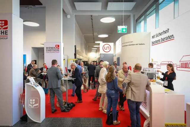 Menschen stehen bei Infoständen