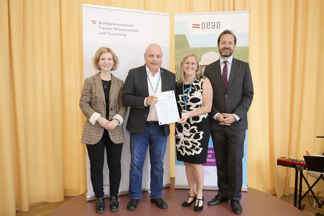 Stellvertretend für die Schule und Forschungspartner nahmen Schulleiter Gerald Bachmayr und Hochschulprofessorin Sara Hinterplattner die Auszeichnung entgegen.  | Foto: OeAD/APA-Fotoservice/Martin Hörmandinger