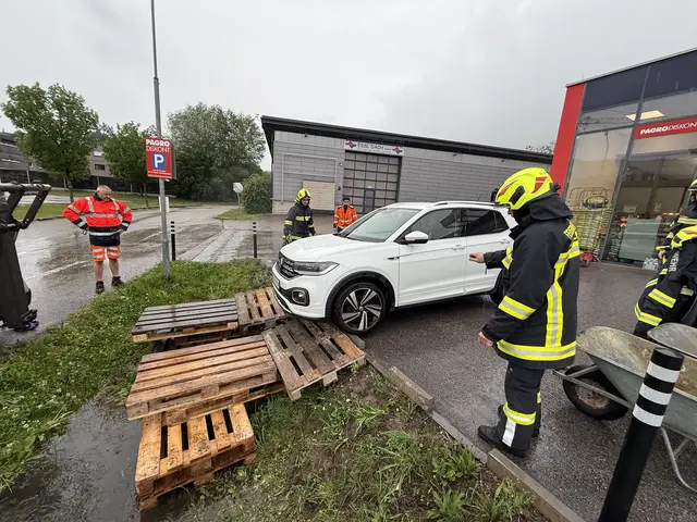 Die Feuerwehrleute organisierten Holzpaletten aus umliegenden Betrieben und bauten damit eine improvisierte Unterlage. | Foto: C. Stoxreiter