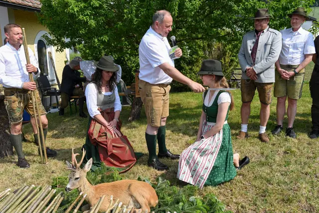 Jungjägerschlag durch Bezirksjägermeister Sepp Rathgeb | Foto: Jägerschaft