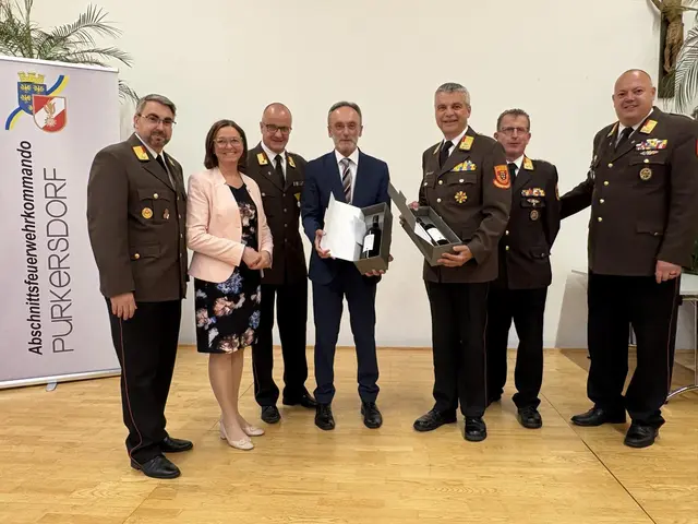 Der Bezirkshauptmann Josef Kronister und ehemalige Bezirksfeuerwehrkommandant Georg Schröder wurden für die langjährige Zusammenarbeit mit dem Feuerwehrwesen geehrt. | Foto: Michael Sabadello