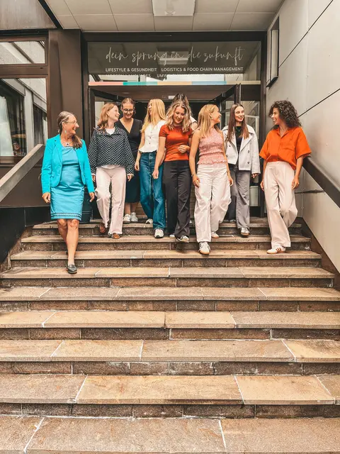 rechts: Marina Sallaberger; links: Direktorin Christina Röck; Mitte: Schülerinnen Elisabethinum.  | Foto: Sallaberger
