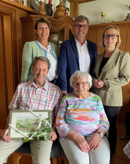 Vizebürgermeisterin Susanne Nagl, Bürgermeister Peter Grafeneder und Daniela Obleser gratulierten dem Jubelpaar. | Foto: Marktgemeinde Marbach an der Donau