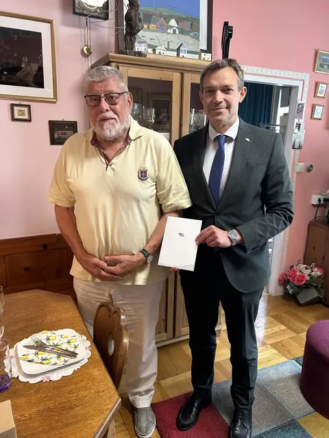 Jubilar Erich Schrödl durfte sich über einen Besuch von Stadtrat Philipp gruber freuen. | Foto: Stadt WRN/Weller