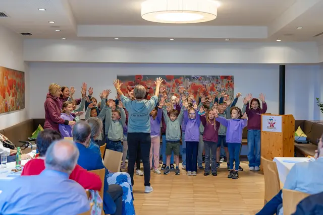 Mit ihren musikalischen Beiträgen bereicherten die Schülerinnen und Schüler der Privatschule Fritzendorf, begleitet von Stephanie Jobst, die Veranstaltung und sorgten für einen stimmungsvollen Rahmen. | Foto: Achim Mandler