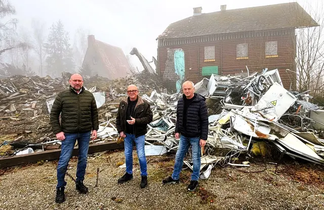 Lokalaugenschein am 11. Dezember 2025 vor dem Schutthaufen am Turm: Schardenbergs Bürgermeister Stefan Krennbauer (links) ordnete nun die Räumung des Schutthaufens an. Weiters am Bild: Klaus Würfl,  Staatlich geprüfter Techniker aus Passau und Turmbetreuer Christian Hartinger aus Esternberg. | Foto: Franz Gruber