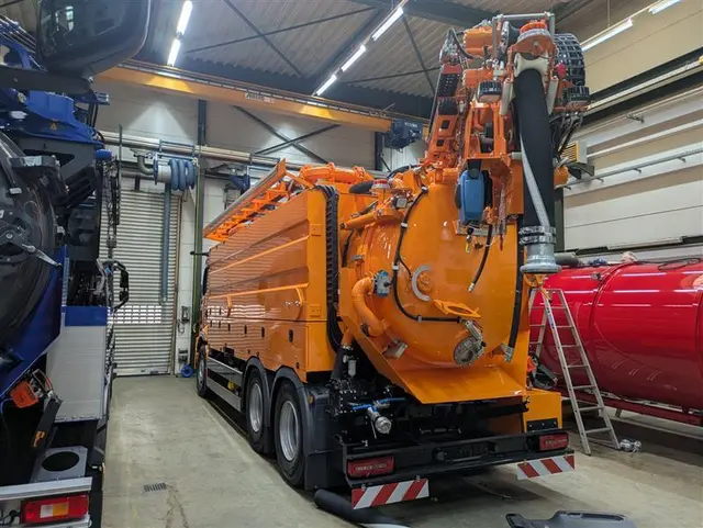 Das neue Fahrzeug ist mit einem modernen Hochdruckspül- und Saugaufbau sowie einer integrierten Wasserrecyclinganlage ausgestattet. | Foto: Mürzverband/Stefan Fladischer