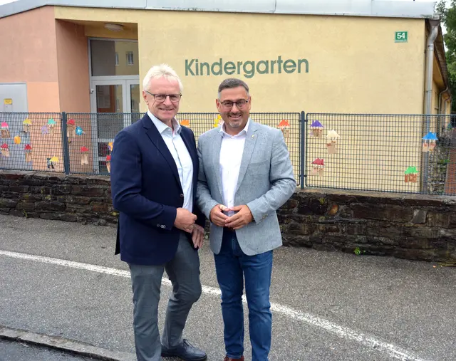 OÖVP-Bundesrat Ferdinand Tiefnig (links) und Bezirksparteiobmann Landtagsabgeordneter Klaus Mühlbacher präsentierten die aktuellen Zahlen zur Kinderbetreuung im Bezirk Braunau. | Foto: ÖVP Bezirk Braunau