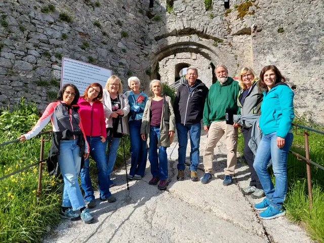Exkursion zur Burg Ehrenberg v.l.: Geula Nessler, Alexandra Posch, Renate Carré, Monique Forcher, Waltraud Heinrich, Armin Walch, Joachim Zeune, Silvia Skelac und Irene Eigler. | Foto: Burgenwelt Ehrenberg