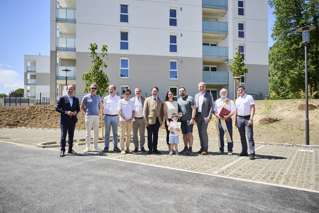 V.l.n.r.: Mag. Bernhard Baier (OÖ Wohnbau Geschäftsführer), Christian Frömmel und Vizebürgermeister Markus Fischer (F2 Architekten), Bürgermeisterin  Doris Staudinger, Vizebürgermeister Franz Hochhauser, Landeshauptmann-Stellvertreter Manfred Haimbuchner mit Familie Fessler, Landtagsabgeordneter Christian Mader, Diakon Herbert Schiller und Baumeister Roland Schimpelsberger (Geschäftsführer Haller Gruppe)

 | Foto: OÖ Wohnbau/Peter Mayr