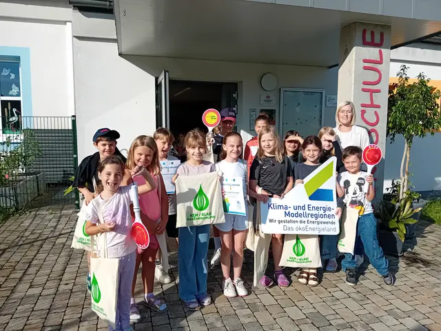 Andrea Moser vom ÖkoEngergieland überreichte Goodie-Bags an die Heiligenkreuzer Volksschülerinnen und -schüler.  | Foto: Gemeinde Heiligenkreuz