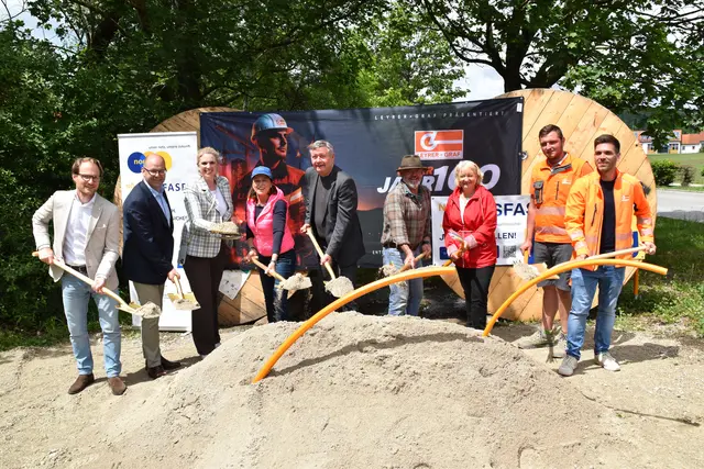 Beim Spatenstich: Simon Grillitsch (Breitband Holding), Thomas Heissenberger (nöGIG Vertriebsleiter), Abgeordnete zum NÖ Landtag Marlene Zeidler-Beck, Gemeinderätin Elisabeth Hubeny, Bürgermeister Anton Jenzer, Gemeinderat Christian Brenn, Gemeinderätin Gaby Koppensteiner, Florian Stiedl (Leyrer+Graf) und Lucas Hofbauer (Leyrer+Graf).
 | Foto: Hirss