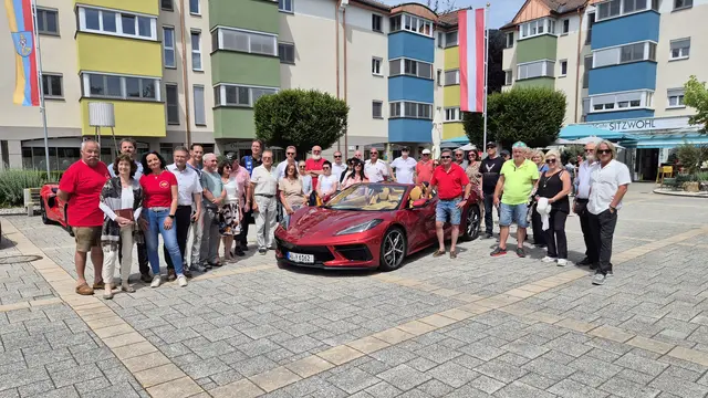 Zahlreiche Fahrzeugliebhaberinnen und Fahrzeugliebhaber kamen nach Seeboden, um beeindruckende Fahrzeuge und Ausfahrten zu genießen. | Foto: TVB Seeboden/Stefan Egger