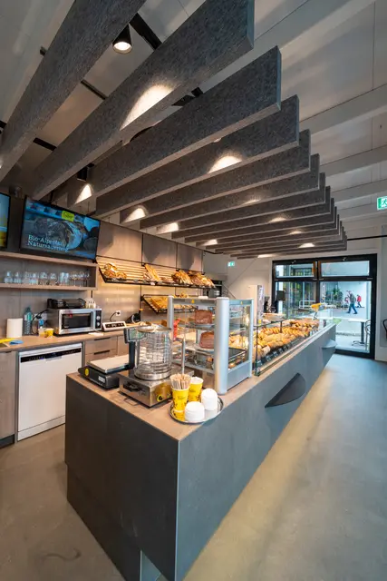 Die neue Felber-Filiale lädt mit gemütlichem Ambiente zum Frühstücken und Verweilen ein. | Foto: Peter Eibler
