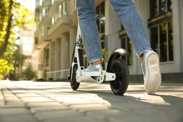 Jugendlicher von E-Scooter gezerrt – Täter flüchtet