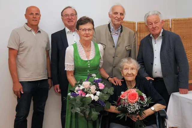 Enkerl vom Lebenspartner, Bezirksobmann Bgm. Johann Singer, Orts-Obfrau Rosa Zehetner, Ehrenobmann KommR Karl Schweinschwaller, die Jublarin, Landesobmann LH a.D. Josef Pühringer (v. li.). | Foto: OÖ Seniorenbund