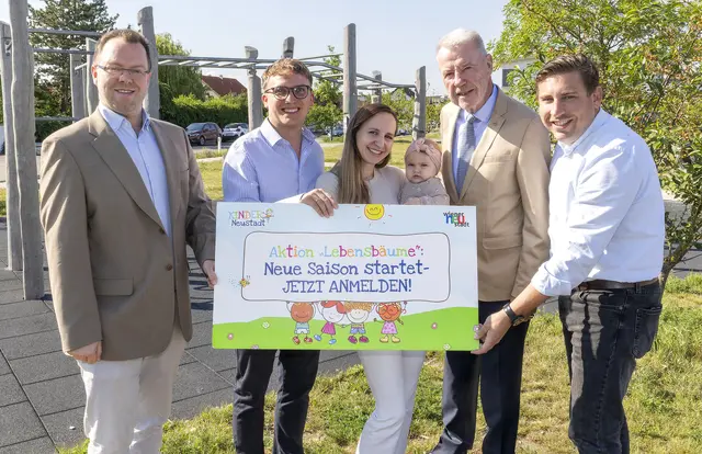 ÖVP-Gemeinderat Robert Pfisterer, Patrick und Stephanie Pöcho mit Lilly Marie, ÖVP-Bürgermeister Klaus Schneeberger und Grünraum-Leiter Florian Fux. | Foto: Stadt Wiener Neustadt/Weller