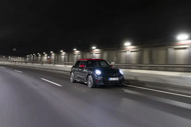 Gute Laune garantiert! Der Mini John Cooper Works versteht es meisterhaft, seinem Fahrer ein Lächeln ins Gesicht zu zaubern. | Foto: Mini