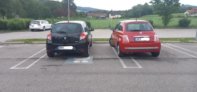 Der Kleinstwagen recths beanspruchte viel Platz. Ärgerlich für die Mama daneben, die wiederum weiter nach links ausweichen musste. | Foto: Name d. Fotografen d. Red. bekannt