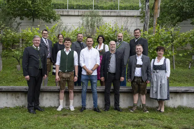 Andreas Steinegger, Präsident Landwirtschaftskammer Steiermark, Jonas Kienreich, Andreas Schweitzer, Siegfried Unz, Paul Vakon, Theresia Harrer, ARGE Meister:innen-Sprecherin (1. Reige v. l.), Franz Heuberger, Geschäftsführer Lehrlings- und Fachausbildungsstelle, Daniela Posch, Vorsitzende Bildungsausschuss, LK Steiermark, LAbg. Markus Konrad, Landesbäuerin Ursula Reiter, Dieter Frei, Abteilungsleiter Bildung in der Landwirtschaftskammer Steiermark, Andreas Schantl Obmannstellvertreter der Bezirkslandwirtschaftskammer Südoststeiermark (2. Reihe v. l.)