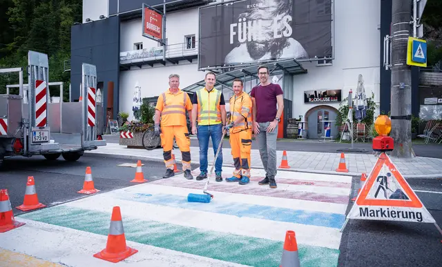 Direkt vor dem Rockhouse im Stadtteil Schallmoos erstrahlt seit Sommer 2025 ein neuer Zebrastreifen in den Farben des Regenbogens. 
 | Foto: Stadt Salzburg/Alexander Killer