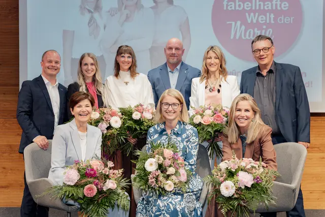 Hochkarätig besetzte Forum Talks zum Thema "Female Finance 2.0" bei der Raiffeisenbank Region Kirchdorf, unter anderem mit Landeshauptmann-Stellvertreterin Christine Haberlander (vorne Mitte) und der stellvertretenden Generaldirektorin der Raiffeisenlandesbank OÖ, Michaela Keplinger-Mitterlehner (vo. links). | Foto:  Ivana Topalovic/Raiffeisen Region Kirchdorf
