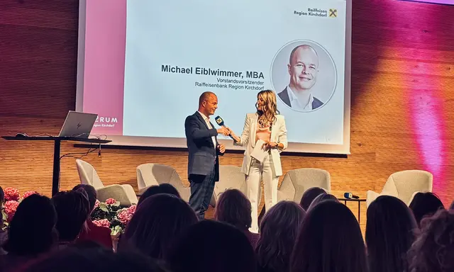 Moderatorin Kristina Hörtenhuber-Wendner im Gespräch mit Michael Eiblwimmer, Vorstandsvorsitzender der Raiffeisenbank Region Kirchdorf. | Foto: Weymayer